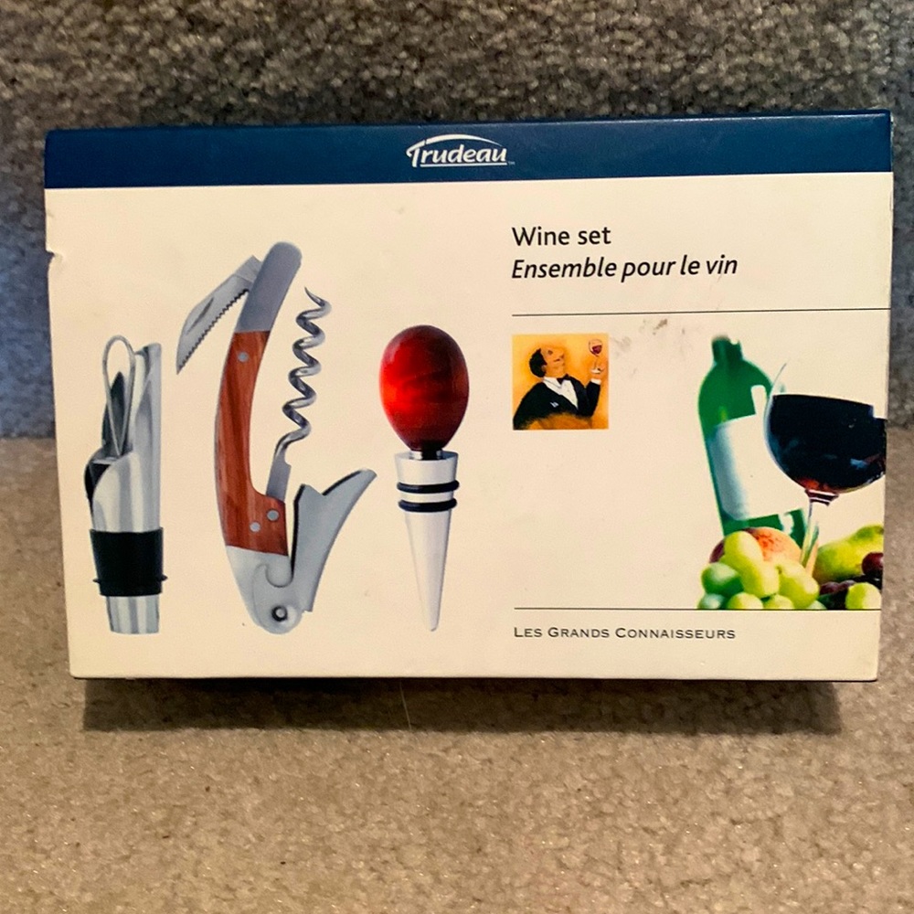 TRUDEAU travel wine set in wooden box w/ magnetic closure. BRAND NEW!  RARE SET